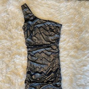 Right shoulder form fitting dress